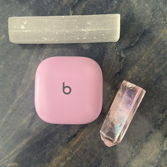 Beats Fit Pro 
Purple 
Excellent condition
Barely used, like new condition - Picture 3 of 10